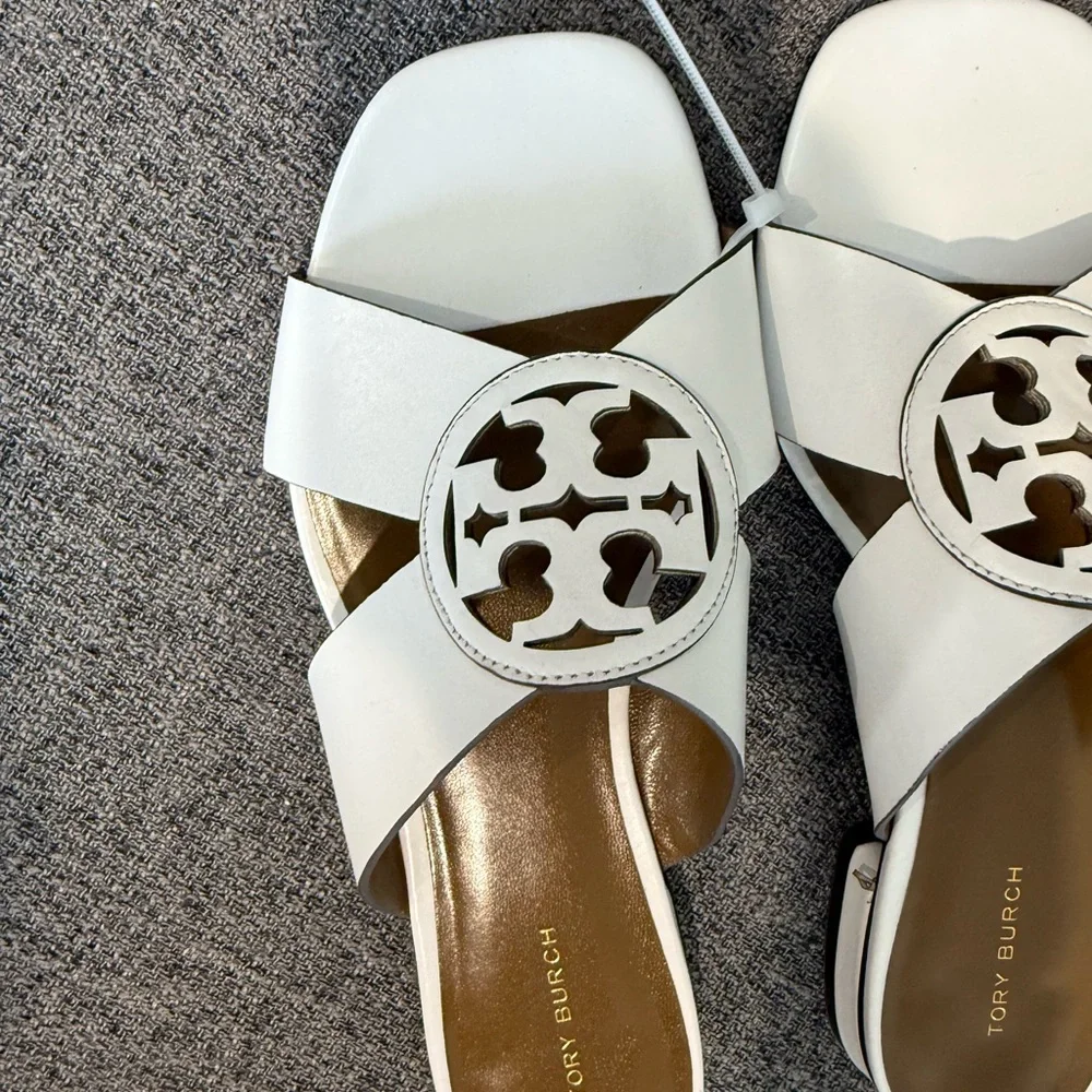 Tory Burch White Sandals with white Medallion - Picture 3 of 10